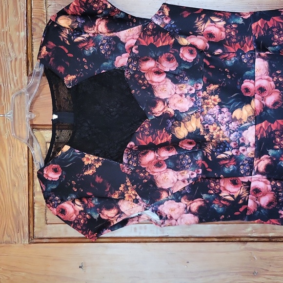 Women Dress - Picture 3 of 7